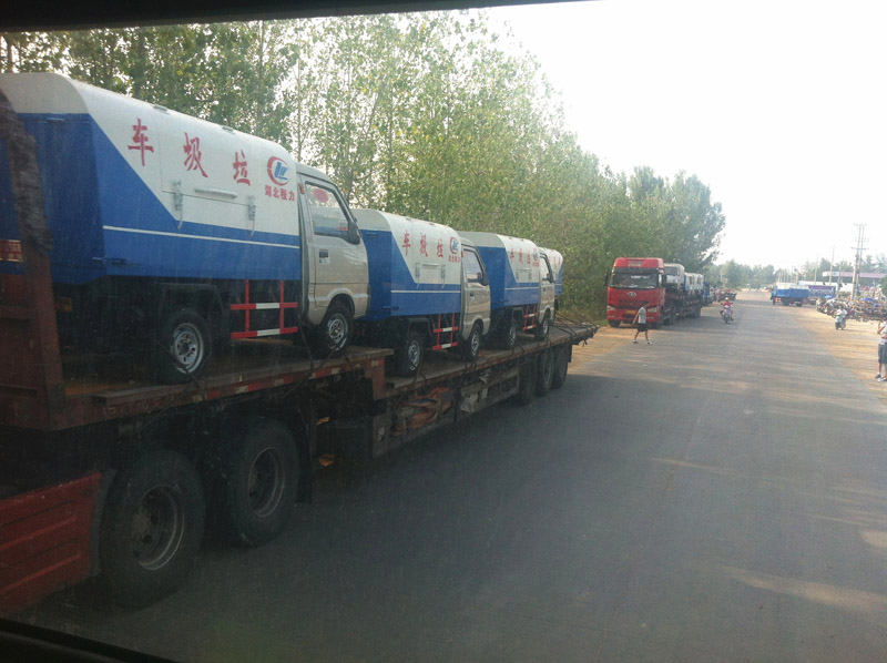 圖為準備發車至山西的小型<a href=http://m.m9m10.cn/ljc target=_blank class=infotextkey>垃圾車</a>