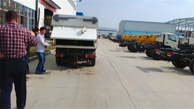 內蒙客商正在參觀五十鈴<a href=http://m.m9m10.cn/saoluche/ target=_blank class=infotextkey>掃路車</a>