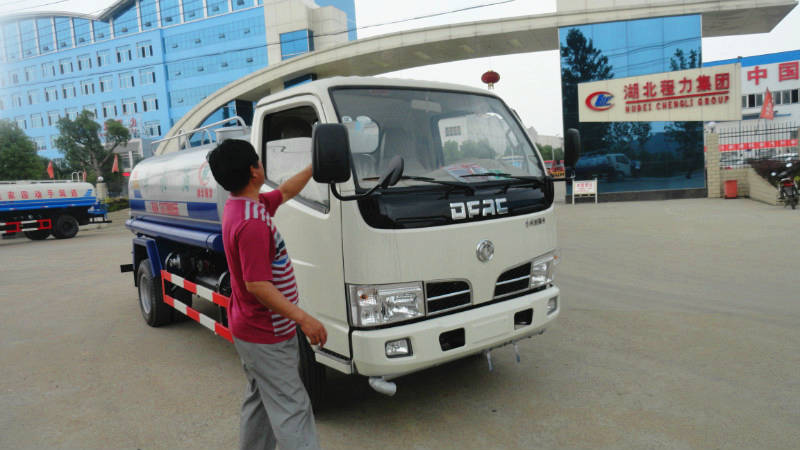 正在給5噸<a href=http://m.m9m10.cn/ssc target=_blank class=infotextkey>灑水車</a>做出廠前準(zhǔn)備