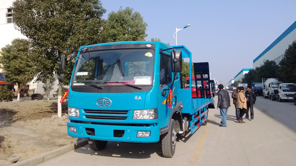 客戶正在驗(yàn)收解放叉車(chē)運(yùn)輸車(chē)