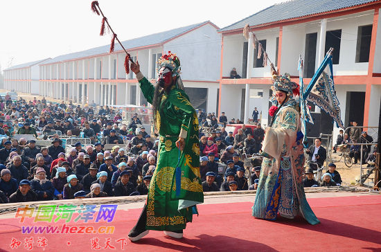 “人大代表號(hào)”大型流動(dòng)<a href=http://m.m9m10.cn/wtc/ target=_blank class=infotextkey>舞臺(tái)車</a>駛進(jìn)李村鎮(zhèn)