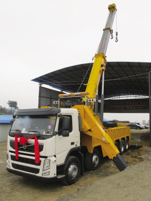 昨日，目前國內(nèi)最大噸位的道路<a href=http://m.m9m10.cn/qzc/ target=_blank class=infotextkey>清障車</a>正式“落戶”貴陽。該清障車車價近300萬元，集吊裝、拖車于一體，最大起吊高度13.2米，最大拖牽重量54噸，最大起吊重量60噸，可安全快速地對交通事故中側(cè)翻的重型貨車、重型<a href=http://m.m9m10.cn/ygc/ target=_blank class=infotextkey>油罐車</a>等進行起吊、救援和拖運，及時恢復現(xiàn)場交通。曾秦 攝