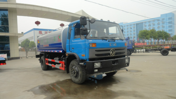 程力廠門 前的東風153<a href=http://m.m9m10.cn/ssc target=_blank class=infotextkey>灑水車</a>