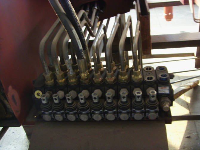 多路換向閥是<a href=http://m.m9m10.cn/scd/ target=_blank class=infotextkey>隨車吊</a>的操作系統