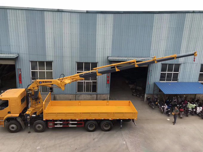 程力隨車吊16噸吊機柳汽乘龍隨車吊圖片3